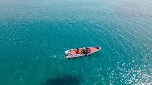 Foto drone gommone nel Golfo di Alghero