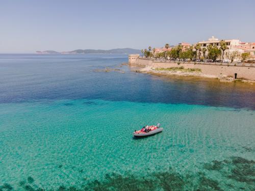 Canot pneumatique naviguant au large d'Alghero