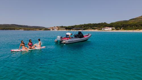 Mädchen auf SUP während eines Ausflugs mit dem Schlauchboot in Alghero