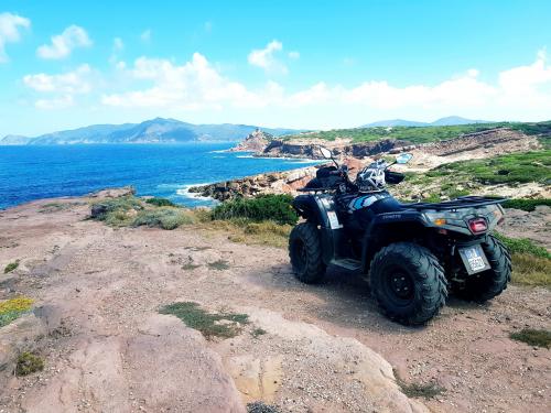 Escursione guidata in quad ad Alghero con vista panoramica sul mare cristallino