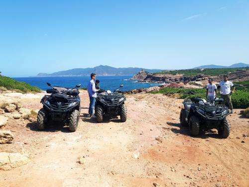 Escursione guidata in quad ad Alghero con vista panoramica sul mare cristallino