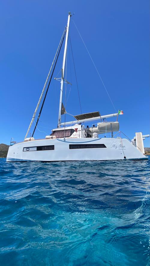 <p>Türkisfarbenes Meer von Asinara und Katamaran während der täglichen Tour mit Mittagessen an Bord</p><p><br></p>