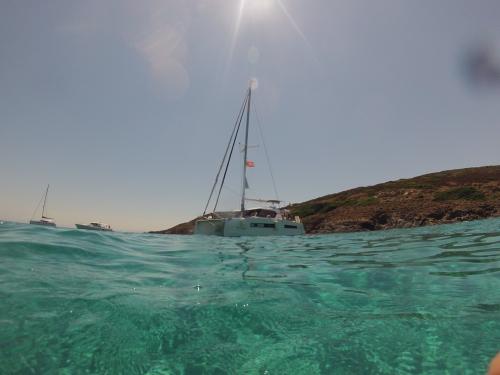 <p>Catamarán navegando en el mar cristalino del Golfo de Asinara</p><p><br></p>