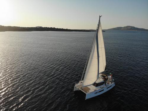 Catamarano naviga nel mare cristallino del golfo dell'Asinara