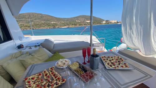 Aperitif und Mittagessen an Bord eines Katamarans im Golf von Asinara