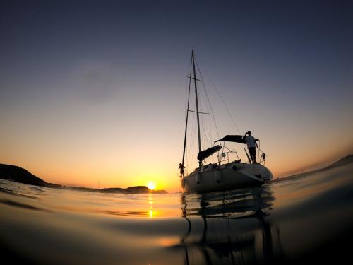 Barca a vela nel Golfo dell'Asinara al tramonto