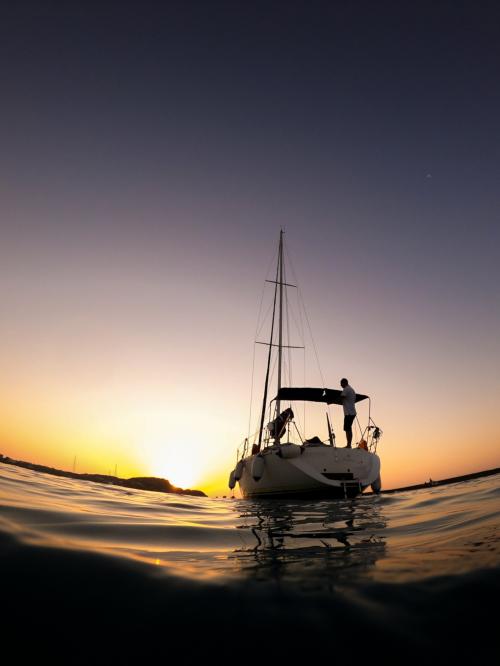 Barca a vela nel Golfo dell'Asinara al tramonto