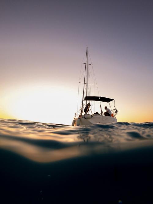Barca a vela nel Golfo dell'Asinara al tramonto