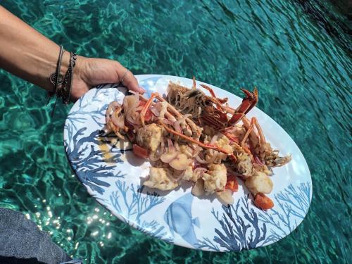 Frittiertes Gericht im Golf von Asinara während des Fischereitourismus