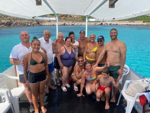 Gruppe von Wanderern auf einem Boot während eines Angelausflugs nach Asinara