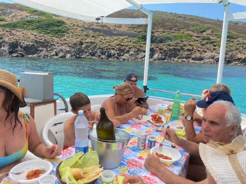Mittagessen auf einem Boot während eines Tages des Fischereitourismus in Asinara