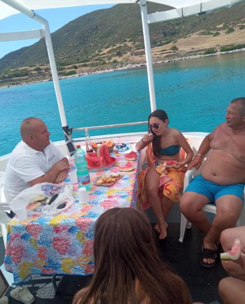 Mittagessen auf einem Boot während eines Angelausflugs nach Asinara