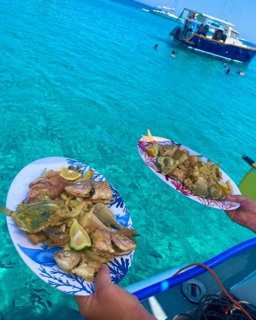 Pesce pescato e preparato a bordo durante escursione giornaliera in barca