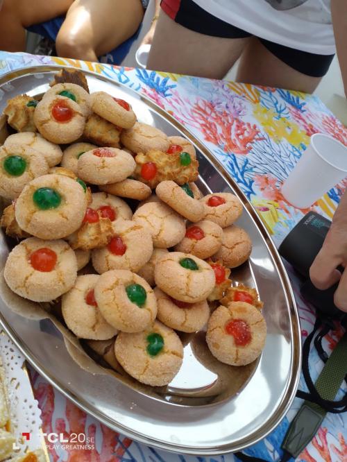 Dolci tipici sardi serviti durante tour in barca all'Asinara