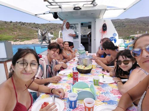 <p>Hikers during lunch by boat to discover the island of Asinara</p><p><br></p>