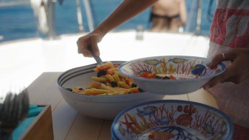 Pranzo a bordo durante escursione in barca nel Golfo di Alghero