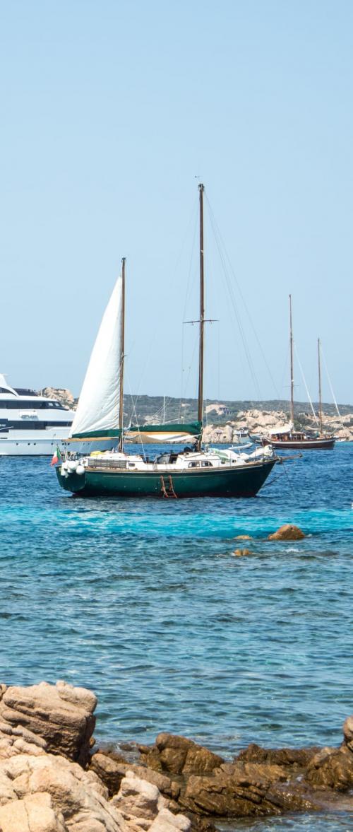 Barca a vela a largo dell'Arcipelago di La Maddalena