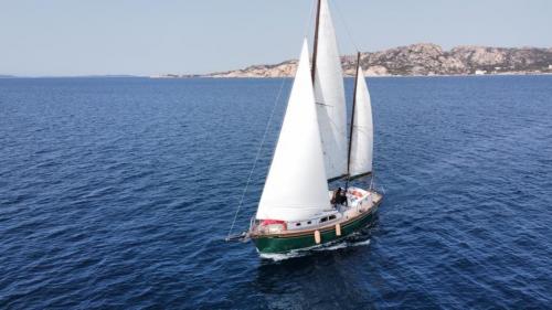 Drohnenaufnahme des Segelboots La Maddalena Archipelago