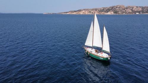 Drohnenaufnahme des Segelboots La Maddalena Archipelago