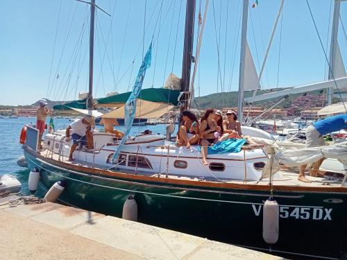Barca a vela in porto a Palau con passeggeri a bordo