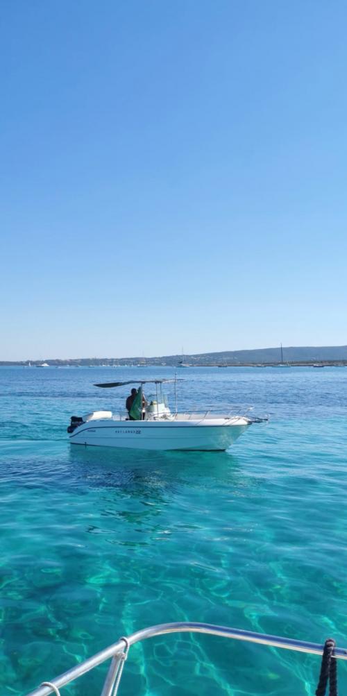 Motor hull underway in the Gulf of Asinara