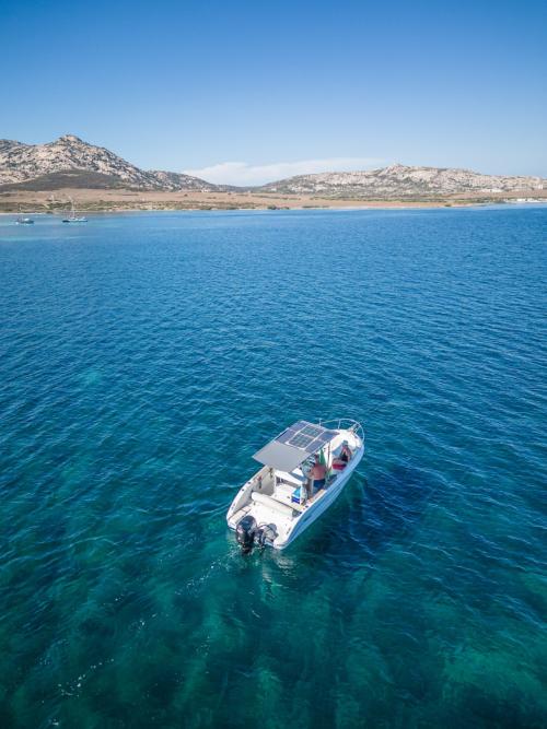 Barco durante una excursión entre Stintino y Asinara