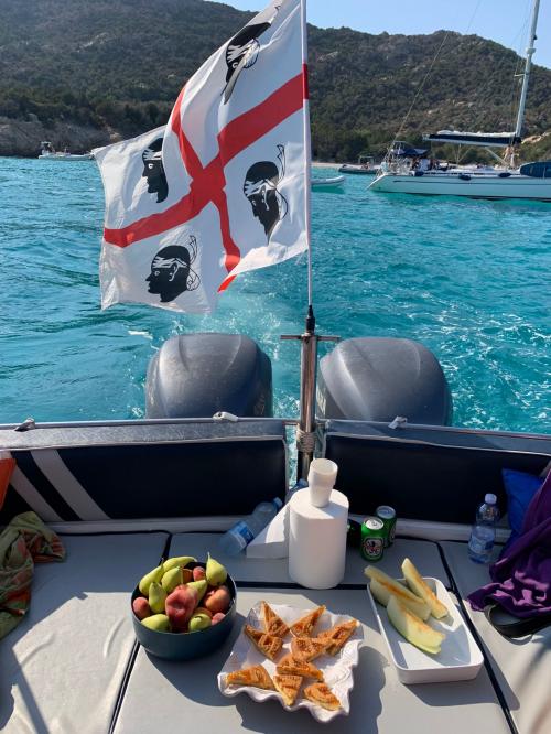 détail de la poupe d'un bateau à moteur