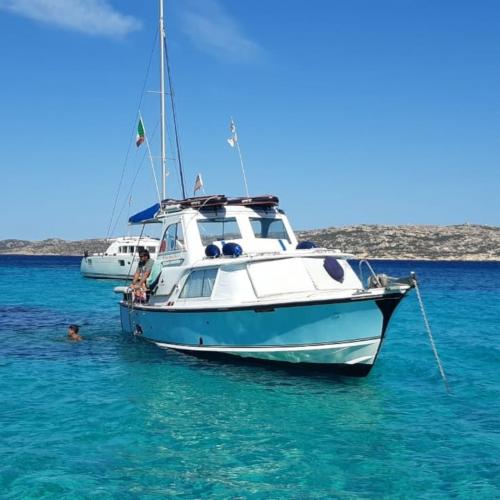 Barca a motore nell'Arcipelago di La Maddalena