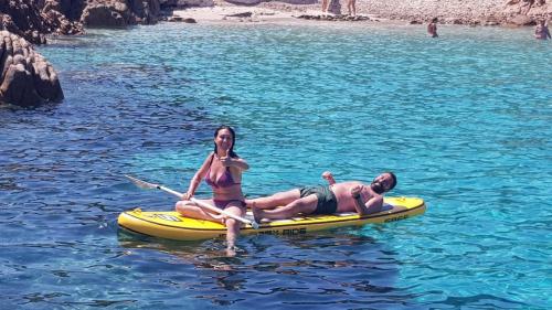 couples relax with SUP in the archipelago of La Maddalena
