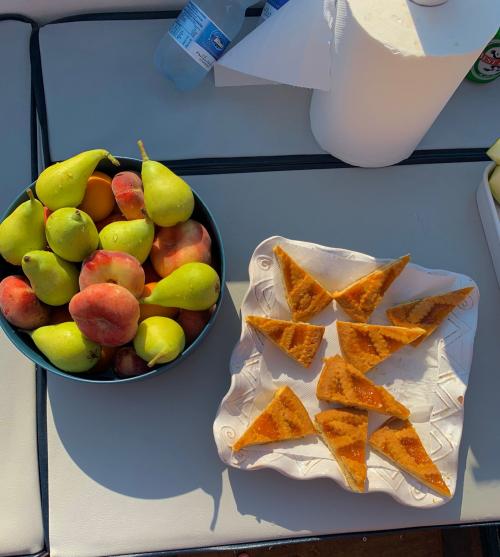 Fruchtsnacks und Torte auf dem Boot