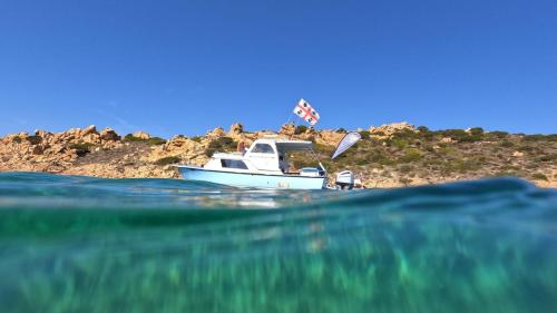 Barca durante l'escursione nell'Arcipelago di La Maddalena