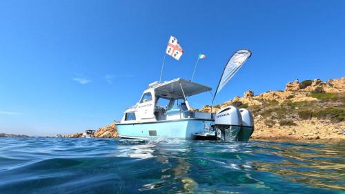 Imbarcazione a largo dell'arcipelago di La Maddalena