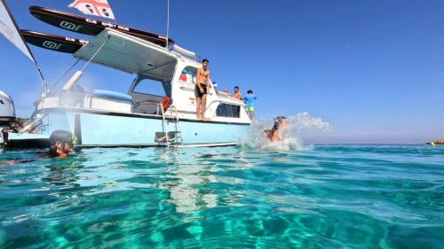 Les baigneurs plongent du bateau pendant l'excursion