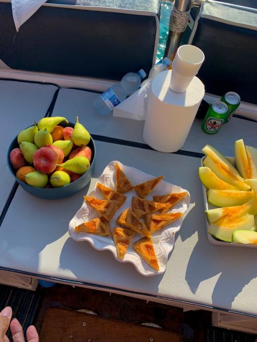 snacks de fruits et tarte sur le bateau