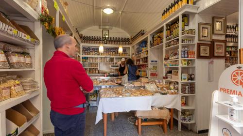 Interno Bottega storica di alimentari a Sassari