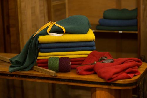 Dettaglio maglioni nel negozio storico d'abbigliamento Bagella