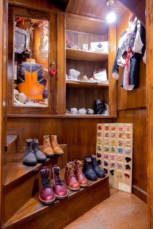 Dettaglio scale, scarpe e altra merce nel negozio storico Bagella