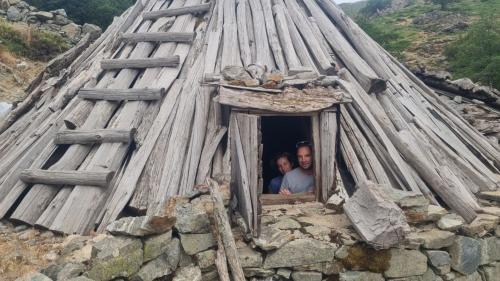 Dos participantes en el interior de un aprisco en la zona de Desulo