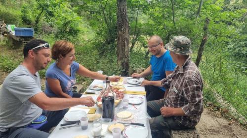 Pranzo durante l'escursione in fuoristrada in Barbagia