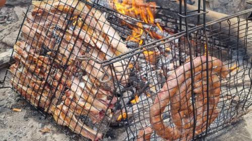 Gebratenes Fleisch zum Mittagessen während des Off-Road-Ausflugs in Barbagia