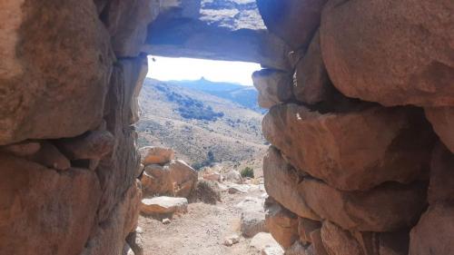 Vue de l'intérieur des ruines de Nuraghe