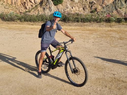 <p>Junge mietet sein E-Bike in Ogliastra und erstellt seine Reiseroute</p><p><br></p>