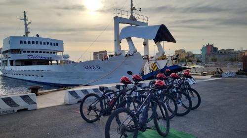 Estacionamiento para bicicletas eléctricas en el puerto de Porto Torres