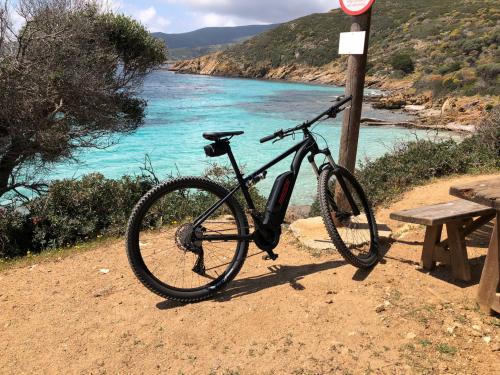 Bicicleta eléctrica aparcada en Asinara