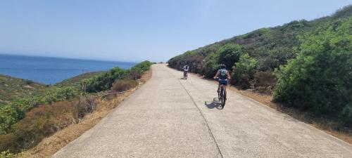 Wanderer auf E-Bikes auf den Straßen von Asinara