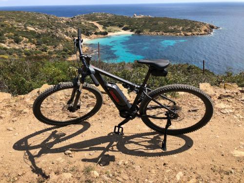 Bicicletas eléctricas en una carretera panorámica de Asinara