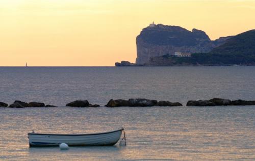 Sonnenuntergang über Capo Caccia von der Pineta Mugoni am Strand