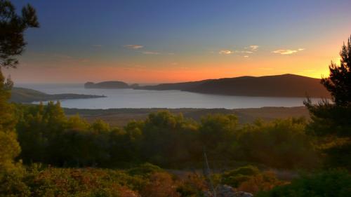 Sonnenuntergang über dem Meer im Norden Sardiniens