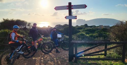 E-Bike-Wanderer an der Küste von Alghero Capo Caccia Porto Conte Pineta Mugoni le Bombarde