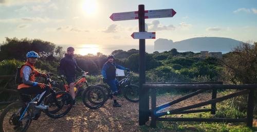 escursionisti in e-bike nella Costa di Alghero Capo Caccia Porto Conte Pineta Mugoni le Bombarde